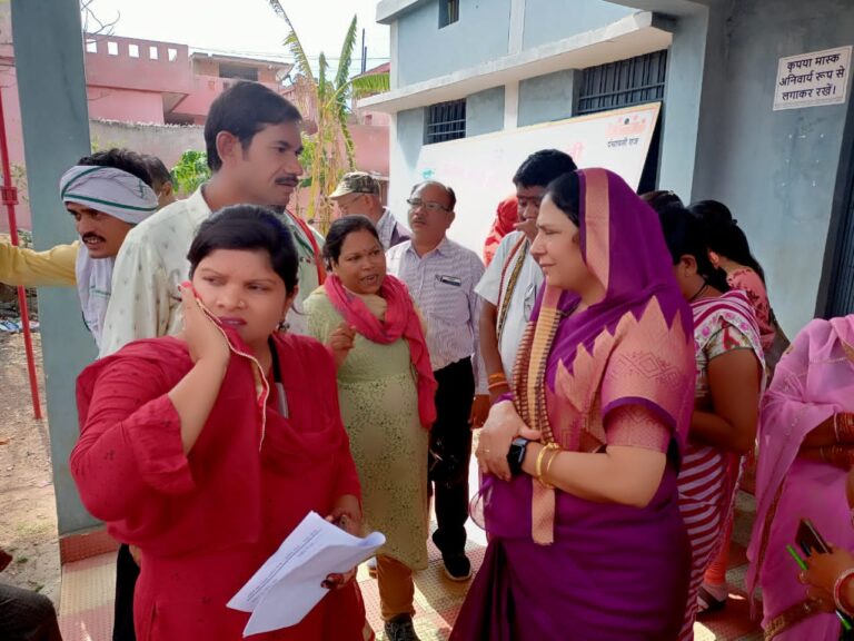 रायपुर,धरसीवां विधायक अनिता योगेंद्र शर्मा द्वारा,गोठ बात बर, विधायक तुंहर द्वार,कार्यक्रम चला कर कर रहीं हैं ग्रामीणों की समस्या का निदान