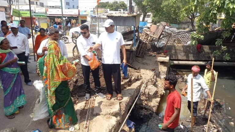 रायपुर,बरसात के दिनों में,राजधानी वाशियो को न हो दिक्कत,महापौर और पार्षद उतरे सड़क पर सफाई कर्मियों को बांटे गुलकोज और जूस