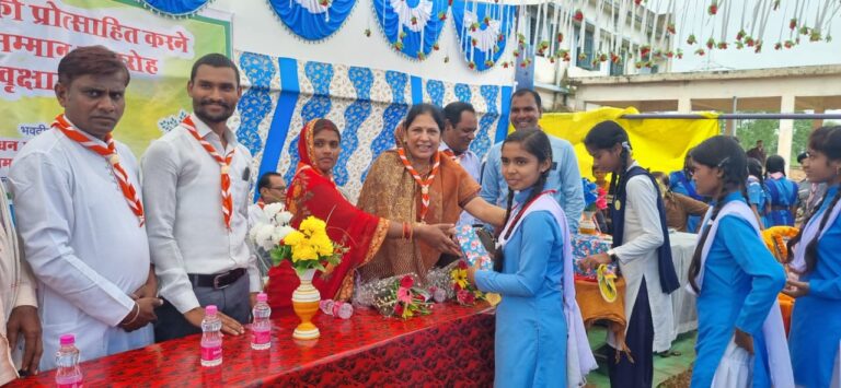 धरसीवां विधायक अनिता योगेन्द्र शर्मा ने उत्कृष्ट विद्यार्थियों का किया सम्मान……..