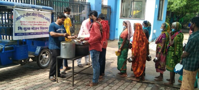 अवाम ए हिन्द ने सुपोषण अभियान अंतर्गत 843वें दिन संस्था ने जरुरतमंदों, मरीज के परिजनों को निःशुल्क पोष्टिक भोजन वितरण किया