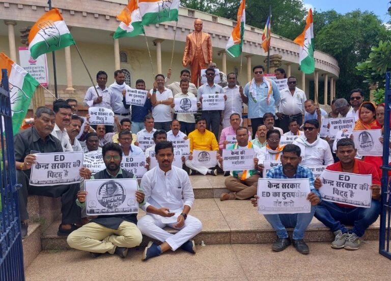 E D द्वारा द्वेषपूर्ण कार्यवाही पर अंबेडकर की मूर्ति के नीचे कांग्रेस का धरना प्रदर्शन