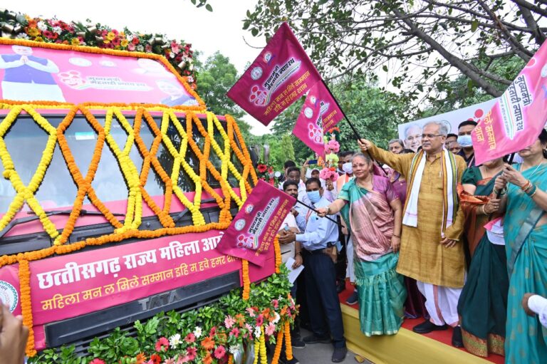 मुख्यमंत्री बघेल ने ’मुख्यमंत्री महतारी न्याय रथ’ को दुर्ग जिले में पाटन ब्लाक के करसा से हरी झंडी दिखाकर रवाना किया : महिलाओं को निःशुल्क कानूनी सहायता भी दी जाएगी