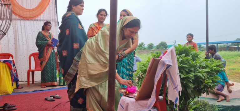 प्रदेश का पहला लोकपर्व हरेली तिहार विधायक अनिता योगेंद्र शर्मा के द्वारा गौठानो में विधिवत पूजा पाठ कर मनाया