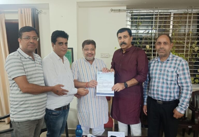 चेम्बर प्रदेश अध्यक्ष अमर पारवानी के नेतृत्व में पर्यावरण मंत्री मोहम्मद अकबर एवं निगम आयुक्त से चेम्बर प्रतिनिधि मंडल मिला