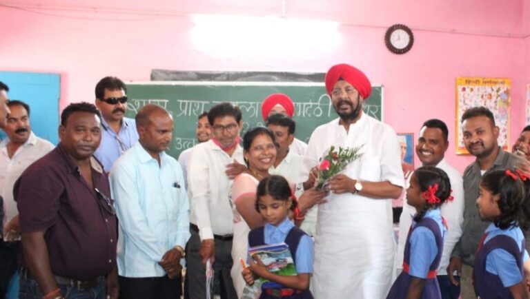 छात्रों को प्रोत्साहित करने विधायक कुलदीप जुनेजा ने बांटी कॉपी, शौचालय निर्माण की भी दी स्वीकृति
