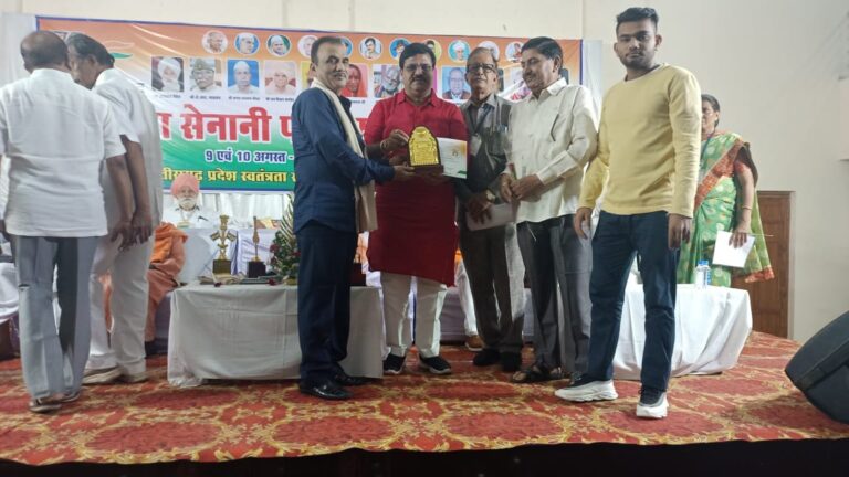 राष्ट्रीय स्वतंत्रता संग्राम सेनानी एवं उत्तराधिकारी सम्मेलन कार्यक्रम में सभापति, श्री प्रमोद दुबे द्वारा मोहम्मद सज्जाद खान को जनहित एवं समाज सेवा के लिये किया सम्मानित