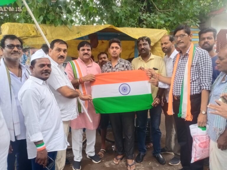 प्रदेश कांग्रेस के निर्देश पर आयोजित तिरंगा गौरव यात्रा के चौथे दिन महामाया मंदिर से प्रारंभ…….महंत रामसुंदर दास ने तिरंगा सौपकर यात्रा की शुरुआत