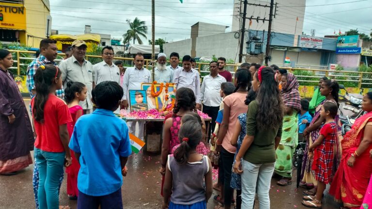 आज़ादी कि 75वी वर्षगांठ के अवसर पर अवाम ए हिन्द संस्था ने हर्षोल्लास के साथ ध्वजारोहण किया साथ ही कोरोना पीड़ित परिवारों के बच्चों को पाठ्य सामग्री नगद राशि देकर प्रोत्साहित किया गया