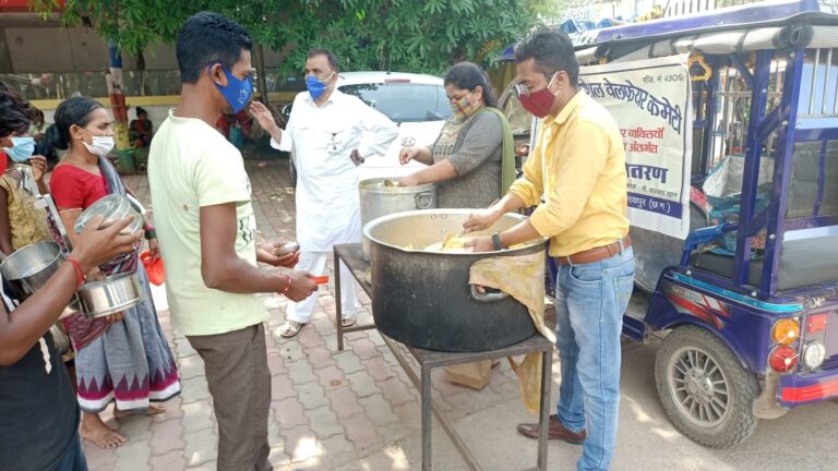 मानवीय मूल्यों के आधार पर संस्था, अवाम ए हिन्द द्वारा चलाये जा रहे सुपोषण अभियान अंतर्गत निःशुल्क भोजन सेवा कार्य के 878वें दिन जरूरतमंदों, मरीज के परिजनों को स्वादिष्ट पौष्टिक भोजन वितरण*