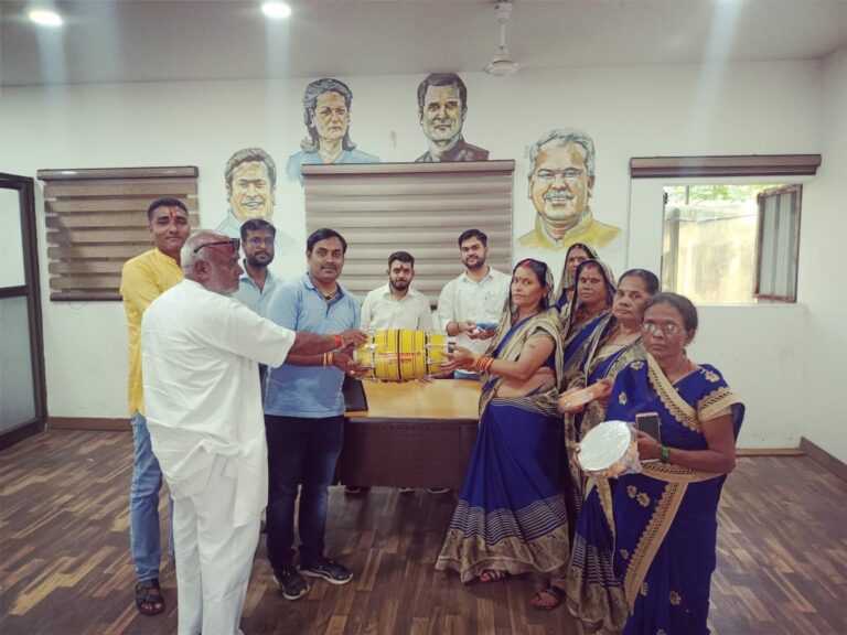 श्री गणेश चतुर्थी के पावन पर्व पर ठक्कर बापा वार्ड क्र.17 के शिव शक्ति सेवा समिति को क्षेत्रीय विधायक विकास उपाध्याय द्वारा वाद्य यंत्र किया गया भेंट