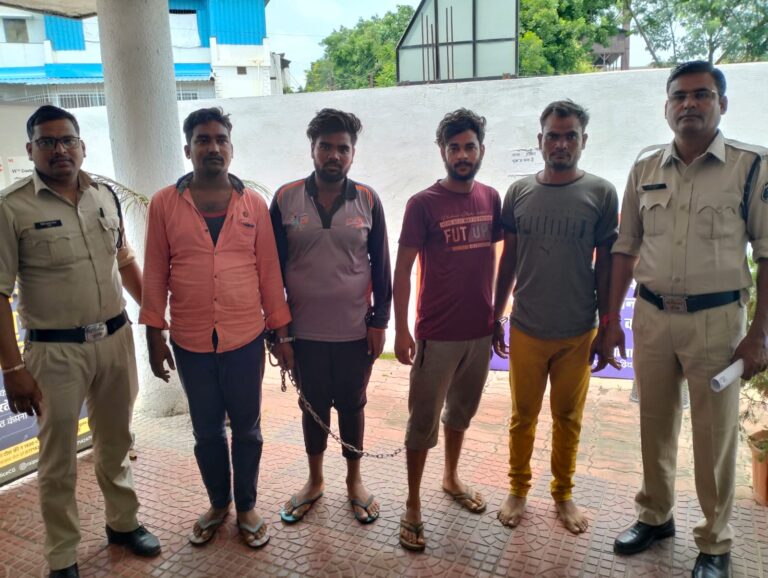 क्राईम ब्रांच से होना बताकर लूट की घटना को अंजाम देने वाले 02 अंतर्राज्यीय आरोपियों सहित कुल 04 आरोपी गिरफ्तार