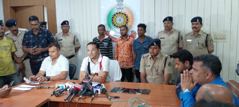 दोपहिया वाहन में घुम-घुम कर मोबाईल फोन लूट करने वाले 03 आरोपी एवं 01 क्रेता सहित कुल 04 गिरफ्तार