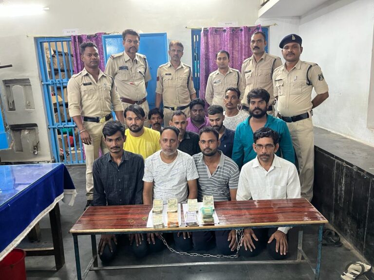 थाना मौदहापारा क्षेत्र में जुआ खेलते 11 जुआरियों को गिरफ्तार कर नगदी 2,43,100/-रूपये किया गया जप्त