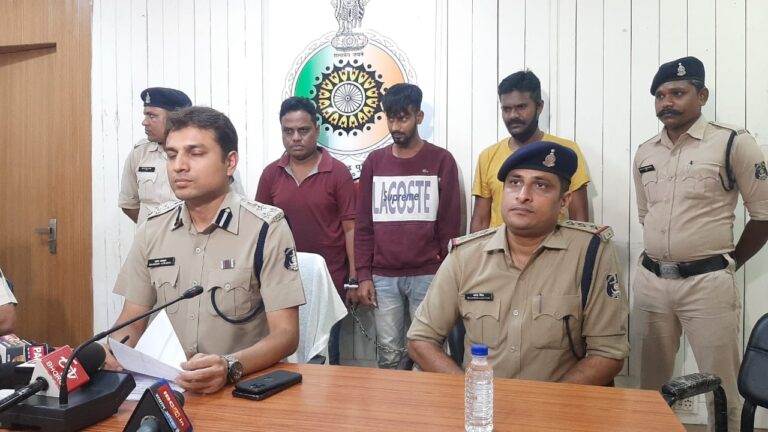 प्रतिबंधित नशीली सिरप के साथ 03 आरोपी गिरफ्तार