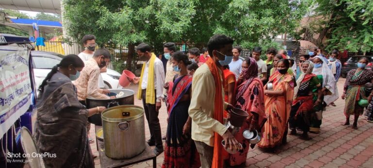 संस्था अवाम ए हिन्द द्वारा 905 दिनों से सुपोषण अभियान चलाते हुए सैकड़ों बेसहारे जरूरतमंदों एवं अस्पतालों में मरीज के परिजनों को निःशुल्क भोजन वितरण का कार्य निरंतर