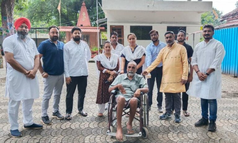 रायपुर पश्चिम के वीर सावरकर नगर वार्ड क्र. 01 हीरापुर निवासी दिव्यांग व्यक्ति को क्षेत्रीय विधायक विकास उपाध्याय ने किया व्हील चेयर भेंट