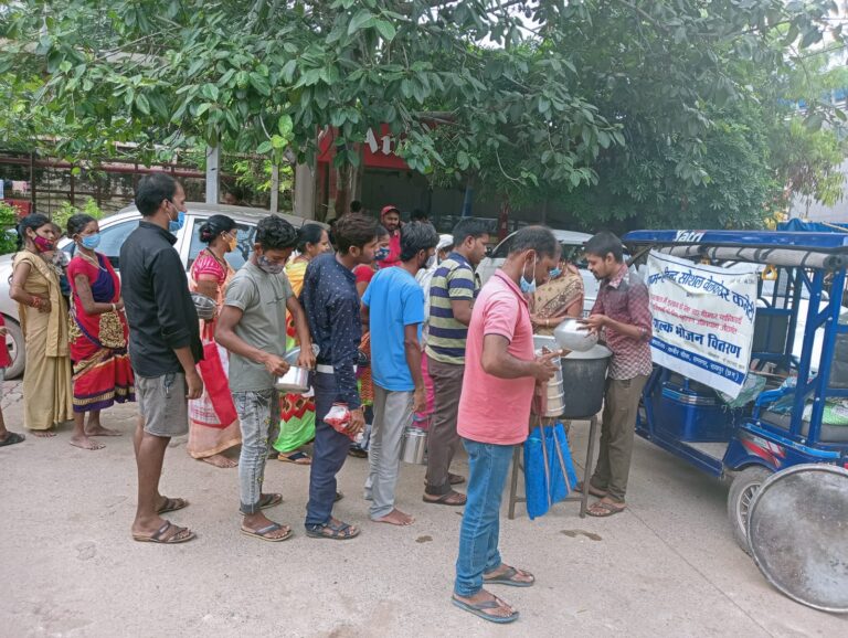 आर्थिक रूप से कमजोर निर्धन व्यक्तियों, जरूरतमंदों एवं मरीजों के परिजनों को संस्था, अवाम ए हिन्द ने सुपोषण अभियान अंतर्गत 912वें दिन मुहैय्या कराया गया निःशुल्क पौष्टिक भोजन