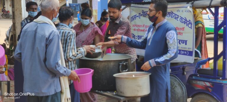 ईद मिलादुन्नबी के पावन अवसर पर अवाम ए हिन्द संस्था ने विभिन्न क्षेत्र, अस्पतालों में असहाय जरूरतमंदों, मरीजों के परिजनों को स्वादिष्ट भोजन के साथ मिष्ठान का किया वितरण