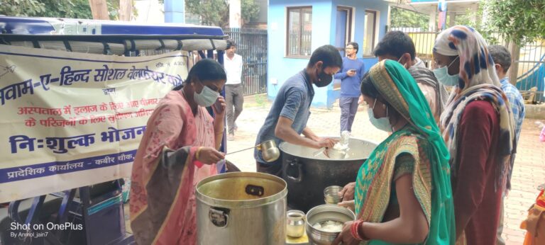 संस्था अवाम ए हिन्द द्वारा निरन्तर 920वें दिनों से सुपोषण अभियान चलाते हुए सैकड़ों बेसहारे जरूरतमंदों एवं अस्पतालों में मरीज के परिजनों को निःशुल्क भोजन वितरण का कार्य जारी