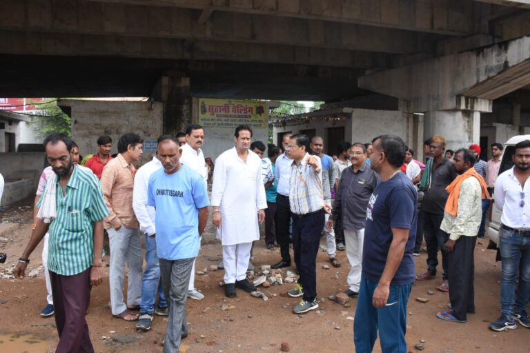 सोनिया गाँधी जनसंपर्क यात्रा के दौरान आज रामनगर में निर्माणाधीन ओवरब्रिज और ब्रिज के नीचे प्रस्तावित बाजार के निर्माण कार्यो को देखने पहुँचे….विकास उपाध्याय