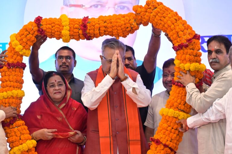 पूर्व मुख्यमंत्री डॉ रमन सिंह को जन्मदिन पर बधाई देने लगा रहा तांता