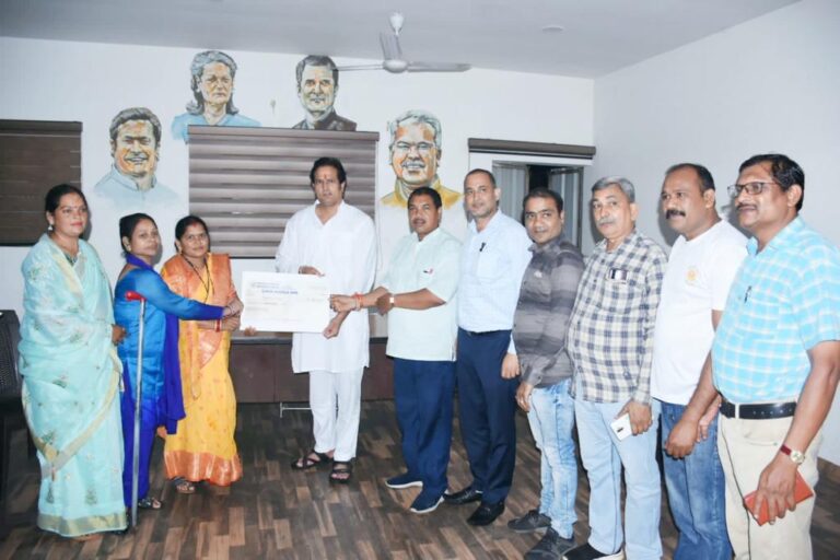 विधायक विकास उपाध्याय ने नेताजी कन्हैयालाल बाजारी वार्ड क्र.15 के महिला स्व सहायता समूहों को स्वीकृत ऋण राशि का चेक प्रदान कर महिलाओं का सम्मान किया