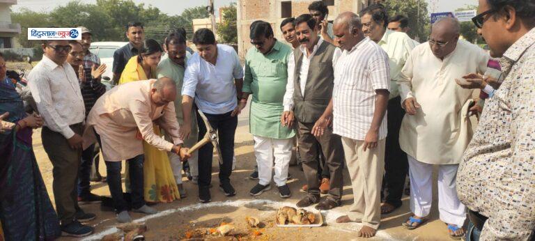 महापौर  एजाज ढेबर, सभापति  प्रमोद दुबे, जोन 6 अध्यक्ष निशा देवेन्द्र यादव, एमआईसी सदस्यों, वार्ड पार्षदगणों ने नागरिकों सहित जोन 6 के सभी 7 वार्डों में एकमुश्त 1 करोड़ 24 लाख रूपये की लागत के नई सीसी रोड, नाली निर्माण के विकास कार्यों को भूमिपूजन कर प्रारम्भ करवाया, महापौर ने नए विकास कार्य प्रारंभ होने पर मुख्यमंत्री भूपेश बघेल एवं नगरीय प्रशासन एवं विकास मन्त्री डॉक्टर शिव कुमार डहरिया को दिया हार्दिक धन्यवाद