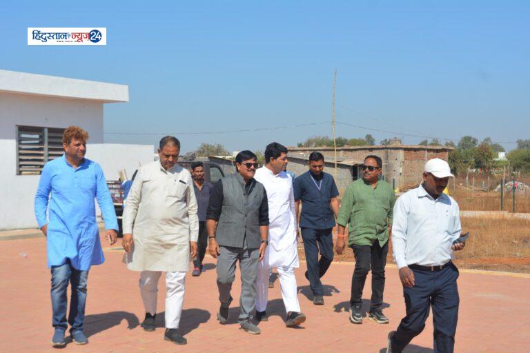 महापौर  एजाज ढेबर ने सभापति  प्रमोद दुबे, एमआईसी सदस्य  श्रीकुमार मेनन सहित नए धरना स्थल माना तुता पहुंचकर किया प्रत्यक्ष अवलोकन