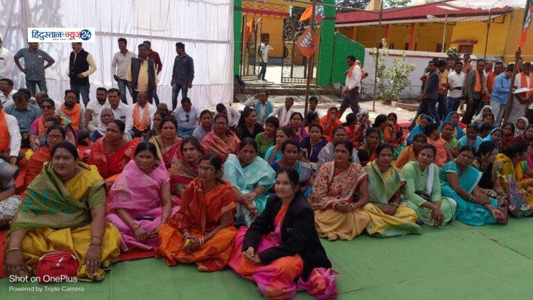 प्रदेश की निष्क्रिय सरकार के खिलाफ महिला मोर्चा हुई धरना-प्रदर्शन में शामिल