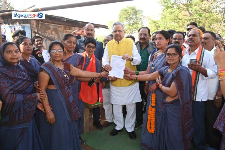 आंगनबाड़ी कार्यकर्ता सहायिका संयुक्त मंच के समर्थन में पहुंचे पूर्व मुख्यमंत्री डॉ. रमन सिंह