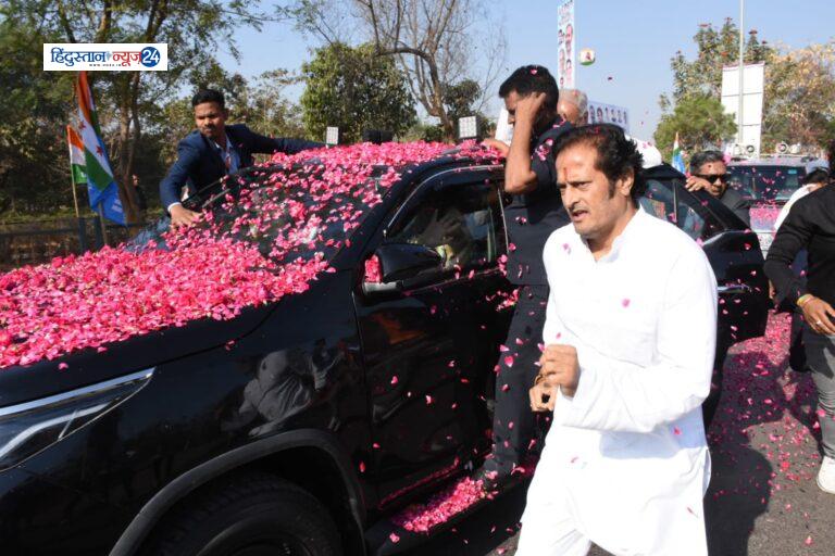 कांग्रेस के 85वें महाअधिवेशन में पहुँची अखिल भारतीय कांग्रेस कमेटी की राष्ट्रीय महासचिव प्रियंका गांधी का विकास उपाध्याय के नेतृत्व में हजारों कांग्रेस कार्यकर्ता एवं पश्चिम विधानसभा के लोगों ने रायपुर एयरपोर्ट पहुँचकर किया भव्य स्वागत