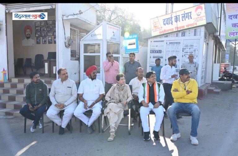प्रदेश कांग्रेस प्रभारी कुमारी शैलजा एवम मंत्री शिव डहरिया पहुंचे विधायक कुलदीप सिंह जुनेजा के दवाइयों के लंगर