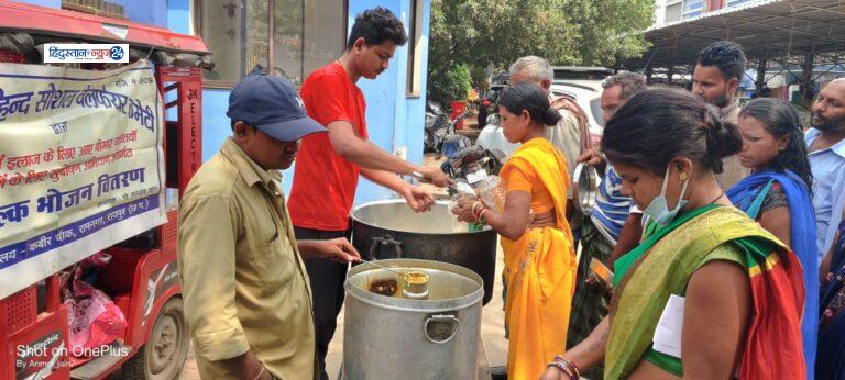 संस्था अवाम ए हिन्द द्वारा निःशुल्क भोजन सेवा के माध्यम से निरन्तर 1080वें दिनों से सैकड़ों गरीब, निर्धन बेसहारों एवं दूर दराज से इलाज कराने आये मरीज के परिजनों को निःशुल्क भोजन मुहैय्या कराया गया