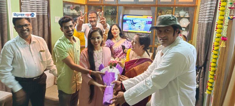 पश्चिम विधानसभा के डीडी नगर से पीएससी में प्रथम आई प्रज्ञा नायक एवं 20वें रैंक में आये प्रखर नायक दोनों भाई बहन को बधाई देने पहुंचे विकास उपाध्याय