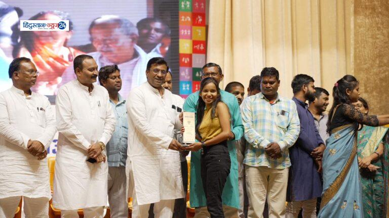 रायपुर ग्रामीण विधानसभा के स्टूडेंट्स ने रचा कीर्तिमान, MLA सत्यनारायण शर्मा और पंकज शर्मा ने 1500 बच्चों का सम्मान कर बढ़ाया मनोबल… जानिए क्या कहा?