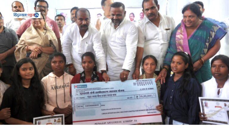 सुशील सन्नी अग्रवाल ने श्रमिक हितैषी योजनाओं के अन्तर्गत हितग्राहियों को विभिन्न योजनाओं के अंतर्गत 89,64,000 राशि का चेक वितरण किया