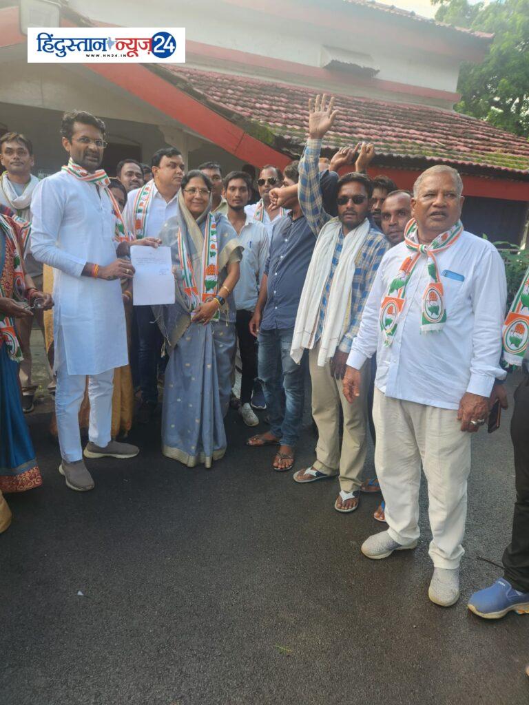 रायपुर,सैकड़ो कार्यकर्ताओं के साथ विधायक अनिता योगेन्द्र शर्मा ने ब्लॉक अध्यक्ष को सौंपा आवेदन पत्र