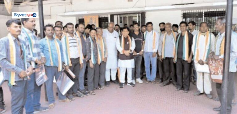 आरंग विधानसभा के कई गांवों के बीजेपी कार्यकर्ताओं ने किया कांग्रेस प्रवेश