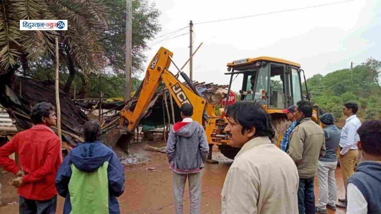 अवैध चखना दुकानों पर चला प्रशासन का बुलडोजर