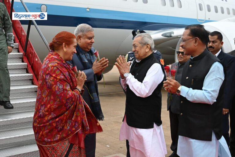 रायपुर : उप राष्ट्रपति  जगदीप धनखड़ का राजधानी रायपुर के स्वामी विवेकानंद विमानतल पर राज्यपाल विश्वभूषण हरिचंदन और मुख्यमंत्री  विष्णु देव साय ने पुष्प भेंट कर उनका आत्मीय स्वागत किया