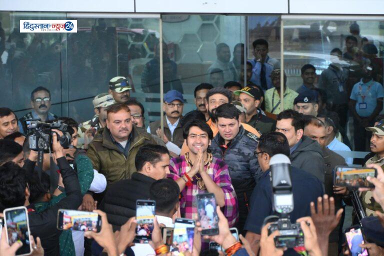 रायपुर पहुंचे बागेश्वर धाम के पीठाधीश्वर पंडित धीरेंद्र कृष्ण शास्त्री