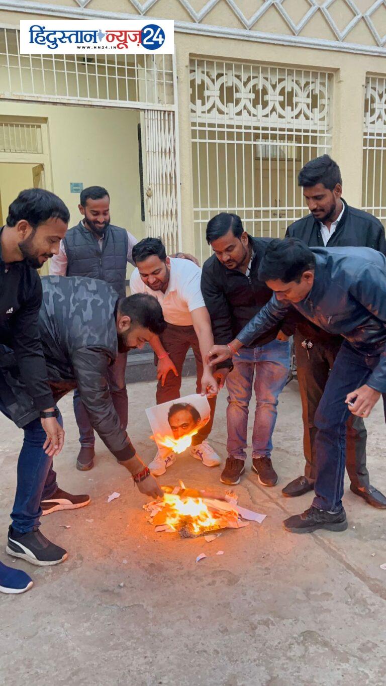 छत्तीसगढ़ प्रदेश युवा कांग्रेस द्वारा प्रदेश सचिव अभिषेक कसार के नेतृत्व में असम के मुख्यमंत्री हेमंत बिसवा सर्मा के पोस्टर जलाकर जताया विरोध