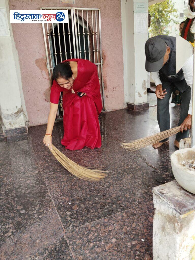 निगम नेता प्रतिपक्ष मीनल चैबे ने आमजनों सहित महादेवा तालाब चंगोराभाठा के समीप श्री दुर्गा मंदिर परिसर में सफाई श्रमदान किया