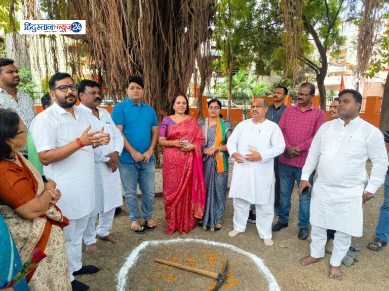 महापौर एजाज ढेबर एवं रायपुर उत्तर विधायक पुरंदर मिश्रा ने शंकर नगर वार्ड में 25 लाख रूपये के नवीन विकास कार्यों का नेता प्रतिपक्ष मीनल चौबे, जोन 3 अध्यक्ष डॉक्टर प्रमोद साहू, पार्षद  सुमन राम प्रजापति सहित किया भूमिपूजन