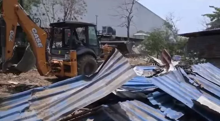 बड़ी खबर :  रायपुर के होटल बेबीलान में नगर निगम की तोड़फोड़ कार्यवाही