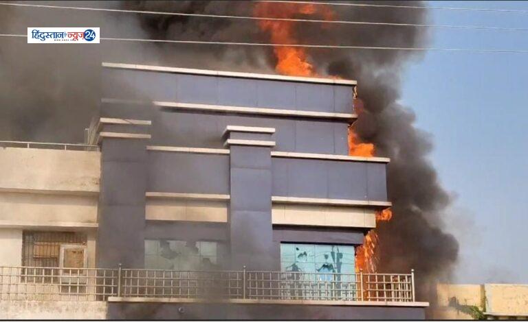 BREAKING बलौदाबाजार : प्रदर्शनकारियों ने कलेक्टर कार्यालय को किया आग के हवाले