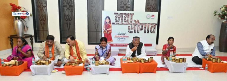 रायपुर : जब मितानिन दीदियों के साथ पंगत में बैठकर मुख्यमंत्री ने किया भोजन