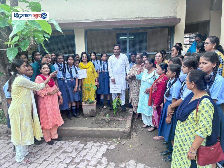 पार्षद कामरान अंसारी ने शांति नगर पीजी उमठे स्वामी आत्मानंद स्कूल में किया पौधारोपण