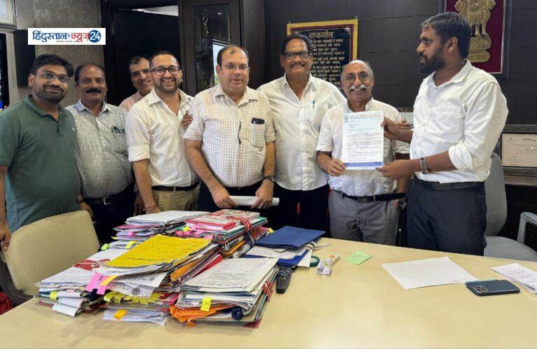 चेम्बर प्रतिनिधि मंडल ने नगर पालिक निगम रायपुर के आयुक्त अबिनाश मिश्रा को  स्मार्ट बाजार के तहत प्रदेश के पारंपरिक बाजारों के चयनित स्थानों में आवश्यक मूलभूत सुविधा विकसित करने हेतु ज्ञापन सौंपा