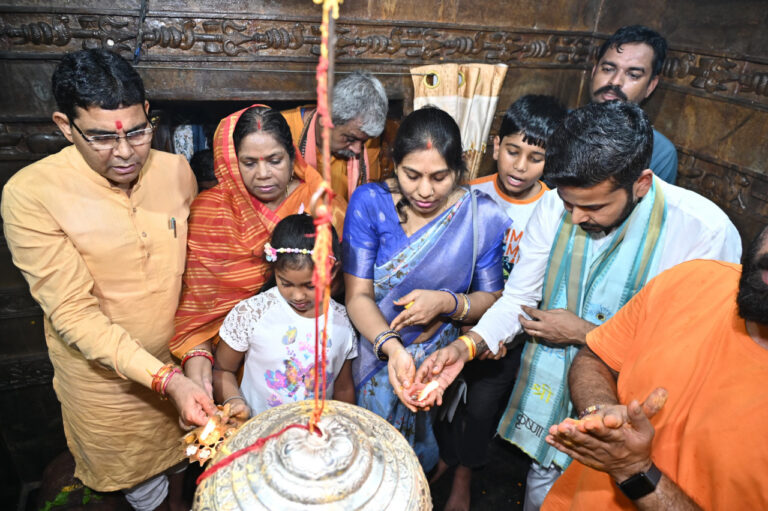 रायपुर : राजस्व मंत्री ने सोमनाथ में पूजा अर्चना कर प्रदेशवासियों के लिए सुख-शांति-समृद्धि की कामना की